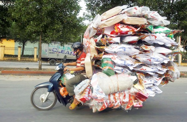 Những hiểm nguy rình rập trẻ nhỏ trên đường phố Việt Nam - Ảnh 11.