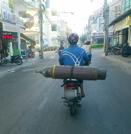 Những hiểm nguy rình rập trẻ nhỏ trên đường phố Việt Nam - Ảnh 14.