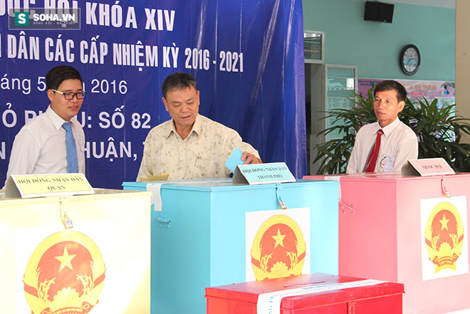 Nguyên Thủ tướng Nguyễn Tấn Dũng đi bộ đến điểm bầu cử ở TP.HCM - Ảnh 9.
