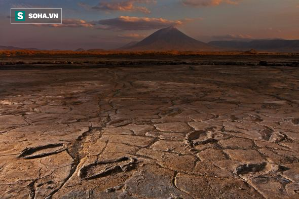 Phát hiện hơn 400 dấu chân bí ẩn tại vùng núi lửa ở châu Phi - Ảnh 2.
