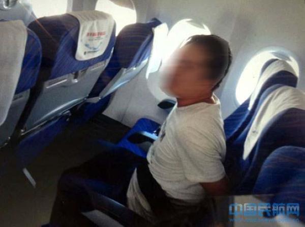 Choáng với màn quậy tưng trên máy bay của một du khách Trung Quốc - Ảnh 6.
