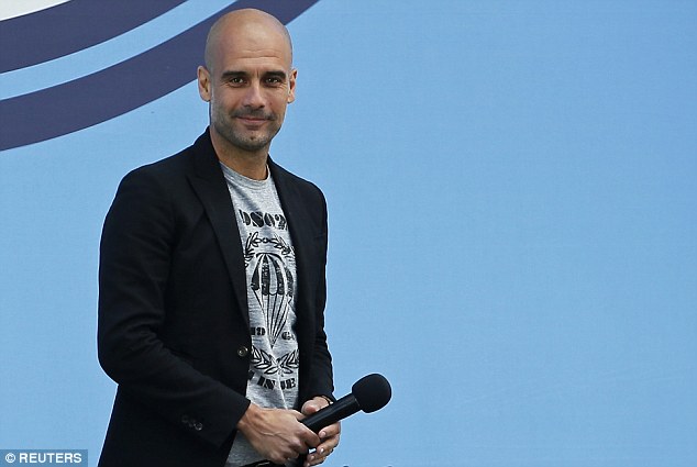 Pep Guardiola lớn tiếng đòi... đá đít cầu thủ Man City - Ảnh 1.