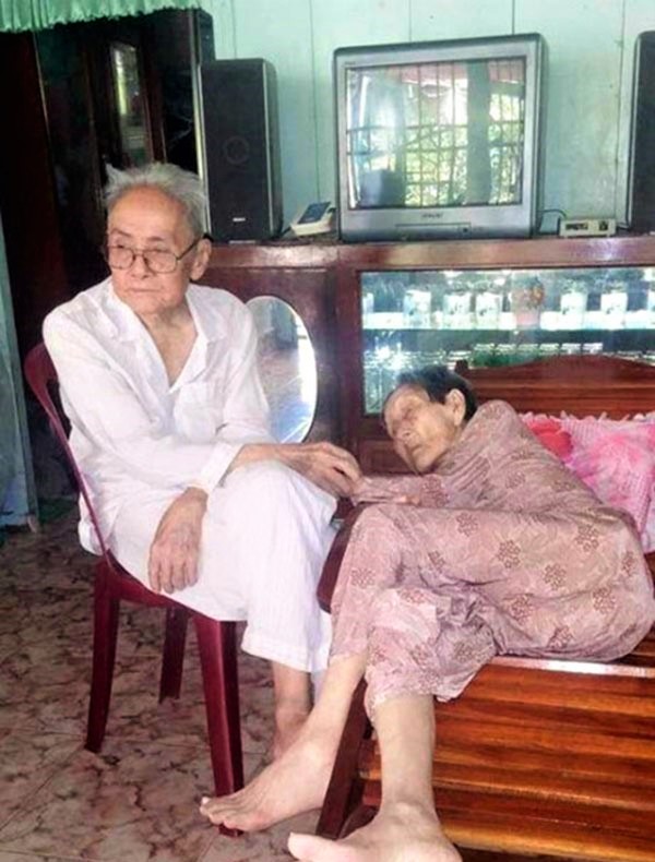 Triệu người rớt nước mắt vì hành động của đôi vợ chồng già 90 tuổi - Ảnh 2.