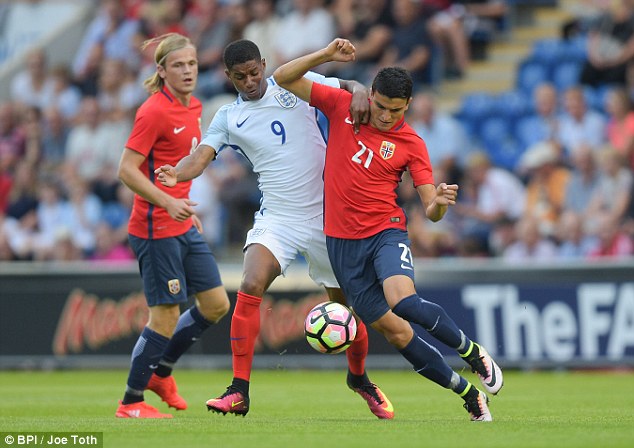 Mourinho bị gây áp lực khi Rashford lập hat-trick - Ảnh 2.