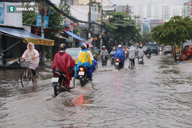 Mưa tầm tã sáng thứ 2, người Sài Gòn lội nước đi làm - Ảnh 2.