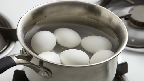 Những sai lầm phổ biến khi nấu khiến trứng vừa xấu vừa mất chất - Ảnh 3.