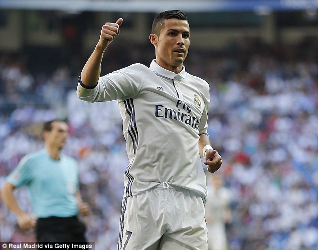 Man United mở mặt nhờ báo Anh, Ronaldo vượt Messi chiếm Top 1 - Ảnh 1.
