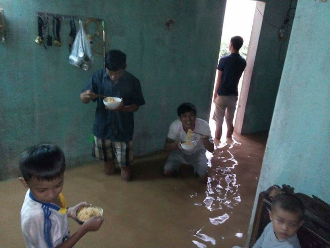 Bát mì tôm và bữa ăn vội vàng trong căn nhà ngập ở Quảng Bình khiến nhiều người nghẹn ngào - Ảnh 1.