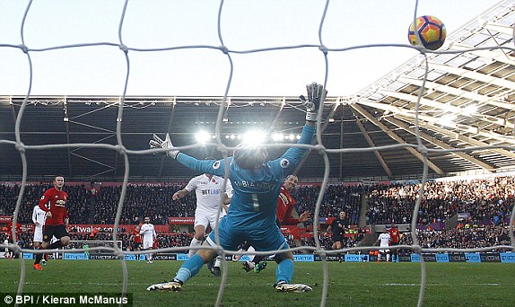 Swansea 1-3 Man United: Ibra thăng hoa, nhưng fan Man United lại méo mặt - Ảnh 4.