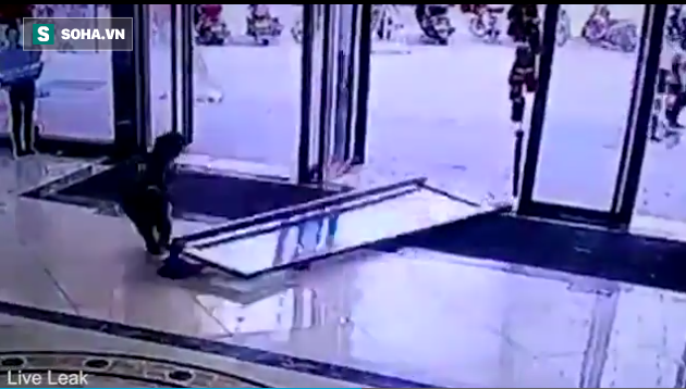 Cửa kính trung tâm thương mại bất ngờ đổ ập lên bé gái khiến ai nấy rụng rời tay chân - Ảnh 2.