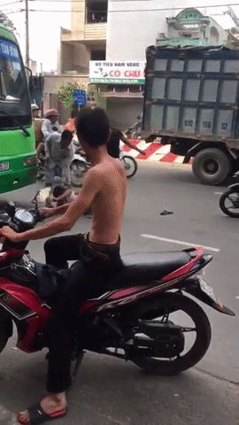 Trộm xe máy, chàng trai bị kéo lê, đánh dã man giữa phố Sài Gòn - Ảnh 1.