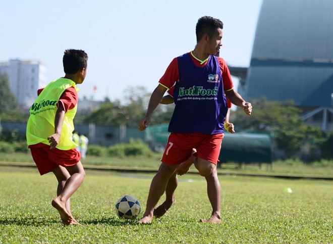 Chuyện lạ ở Yangon: Tìm bóng đá khó như... lên giời - Ảnh 1.