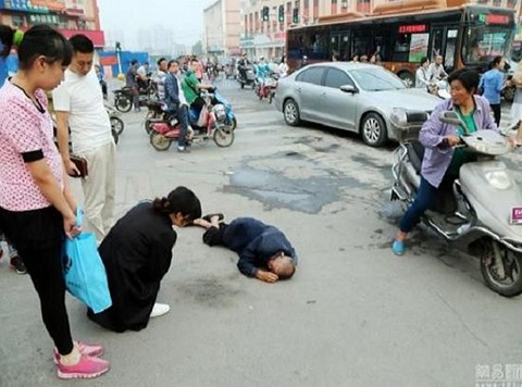 Tụt huyết áp, ngã gục ngoài đường, cụ già cầu cứu bằng 1 câu mà người nghe dở khóc dở cười - Ảnh 1.