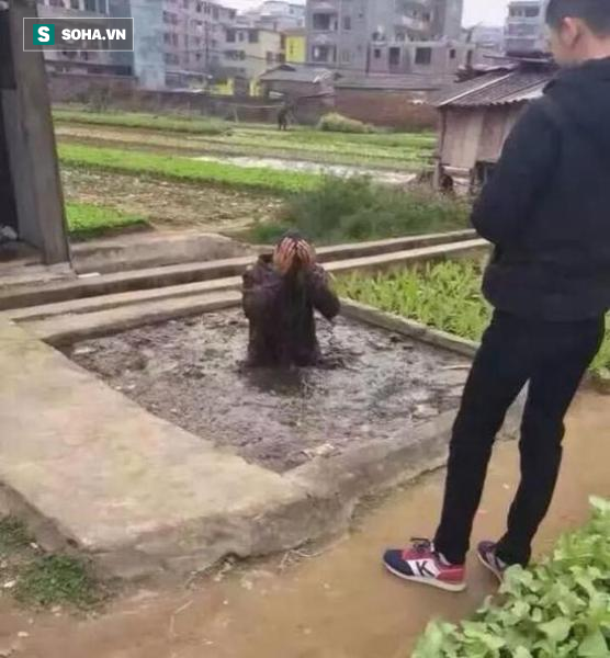 Chẳng cần đánh đập gì cho mệt, tên trộm chó chắc sẽ tởn đến già sau hình phạt bốc mùi này - Ảnh 1.