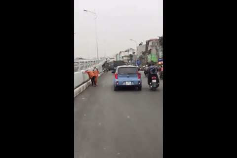 Tài xế taxi bị đánh giữa phố Hà Nội bởi lý do không thể tin được - Ảnh 1.
