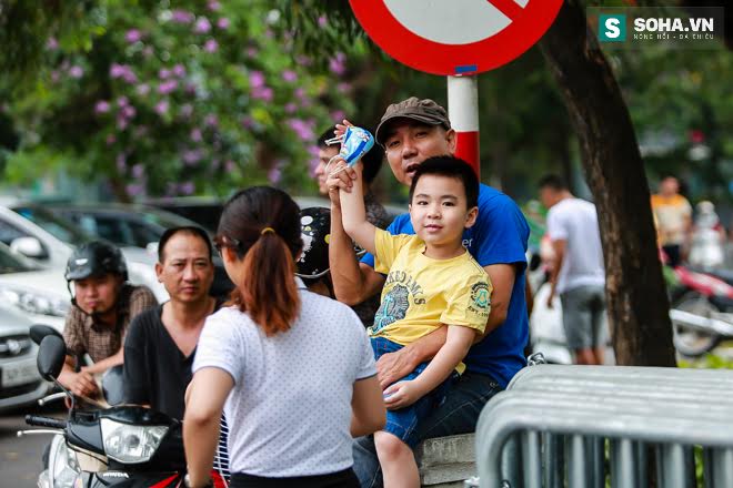 Người dân chào đón Tổng thống Obama trên đường phố Hà Nội - Ảnh 4.