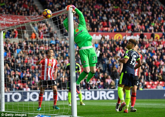 Giroud - Sanchez thần thánh kéo Arsenal rực sáng trên vũng lầy Sunderland - Ảnh 15.