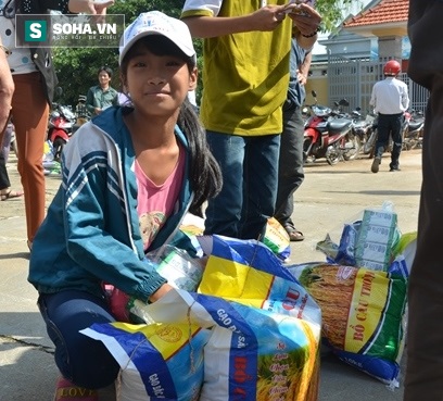 Báo Trí Thức Trẻ trao quà hỗ trợ người dân vùng lũ Quảng Bình - Ảnh 13.