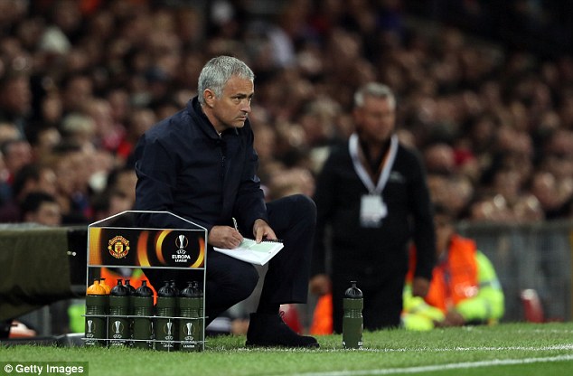 Sai sót tai hại, trợ lý bị Mourinho trách mắng giữa trận đấu - Ảnh 12.