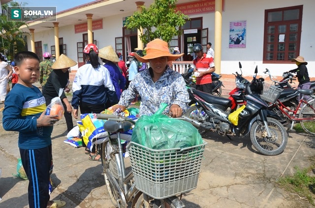 Báo Trí Thức Trẻ trao quà hỗ trợ người dân vùng lũ Quảng Bình - Ảnh 12.