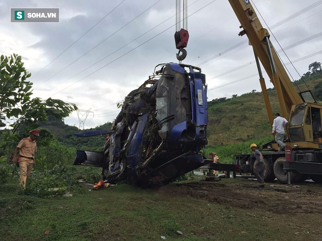 [CẬP NHẬT] Hiện trường trục vớt xe khách lật khiến 16 người thương vong ở Quảng Nam - Ảnh 4.