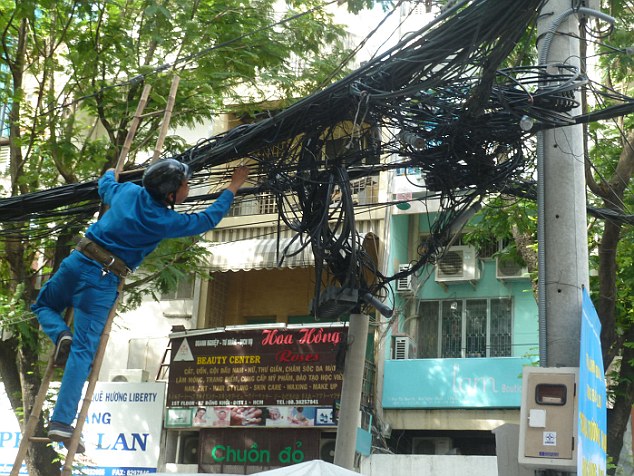 7 ngày qua ảnh: Cảnh tượng dây điện chằng chịt ở Hà Nội lên báo Anh - Ảnh 3.