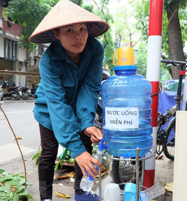 Tấm biển của bà cụ khiến người đi đường Hà Nội ngoái đầu lại   - Ảnh 2.