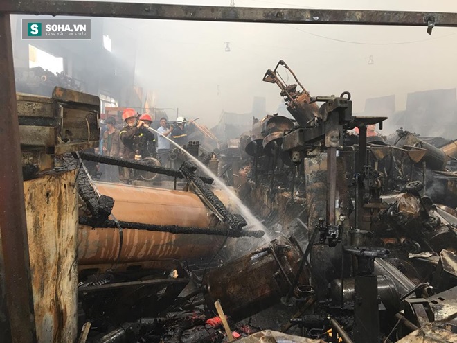 Cảnh tan hoang, đổ nát sau vụ cháy lớn ở khu công nghiệp Ngọc Hồi - Ảnh 2.