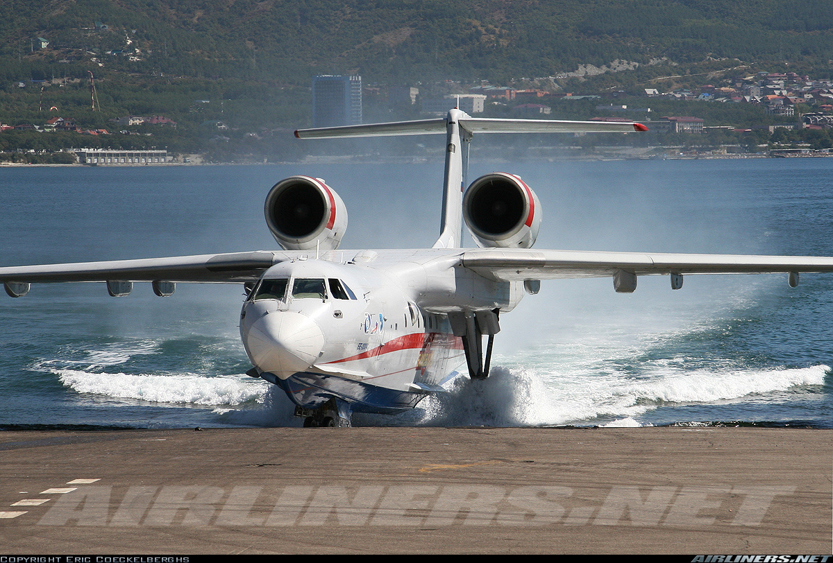 Thủy phi cơ si&ecirc;u hạng Be-200 của Nga xuống T&acirc;n Sơn Nhất - Ảnh 2.