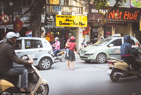 Một Hà Nội thật khác qua góc máy của nhiếp ảnh gia nước ngoài - Ảnh 2.