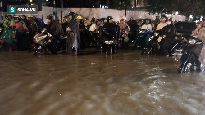 Mưa như trút ở Sài Gòn, nước ngập đến nửa thân người - Ảnh 10.