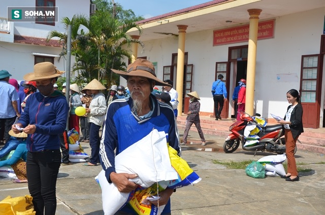 Báo Trí Thức Trẻ trao quà hỗ trợ người dân vùng lũ Quảng Bình - Ảnh 11.