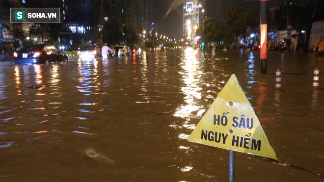 Mưa như trút ở Sài Gòn, nước ngập đến nửa thân người - Ảnh 11.