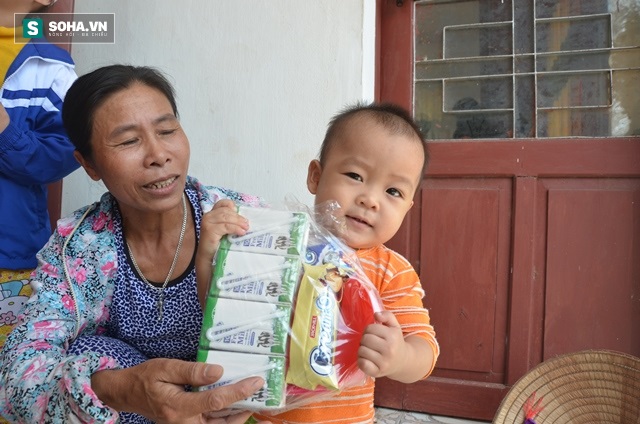 Báo Trí Thức Trẻ trao quà hỗ trợ người dân vùng lũ Quảng Bình - Ảnh 14.