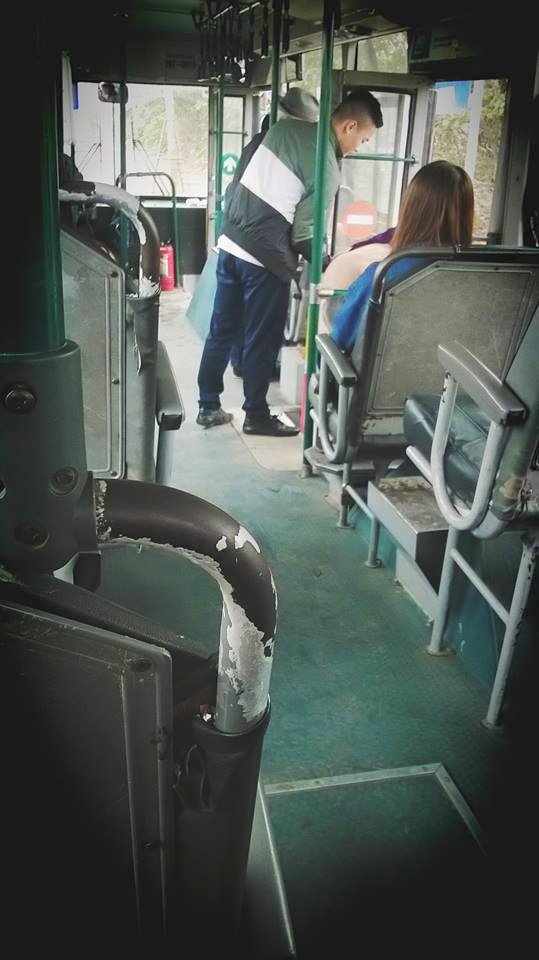 Anh chàng phụ xe bus và hành động khiến hành khách bất ngờ - Ảnh 3.