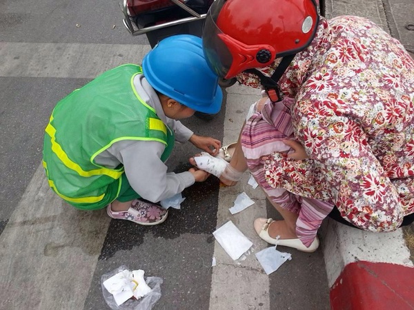 Hành động bất ngờ của chị công nhân vệ sinh trên phố Hà Nội - Ảnh 2.