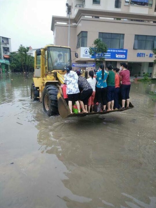 Cách vượt đường ngập chưa từng thấy của chàng Tây - Ảnh 7.