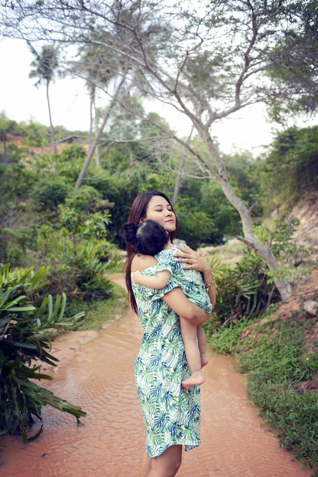 Hoa hậu biển Vân Anh nóng bỏng chụp bikini cùng con gái - Ảnh 4.