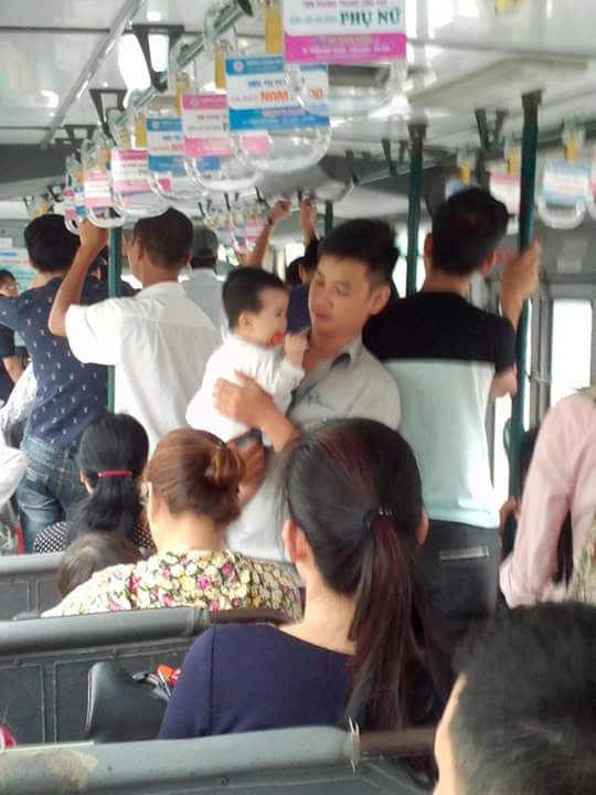 Anh chàng phụ xe bus và hành động khiến hành khách bất ngờ - Ảnh 1.