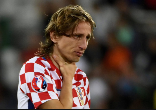 Modric khóc nức nở, Ronaldo lặng lẽ tiến đến an ủi - Ảnh 4.