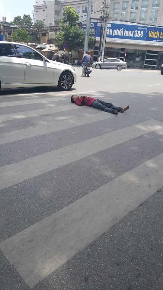 Người đàn ông nằm ăn vạ giữa đường Cát Linh, Hà Nội  - Ảnh 2.