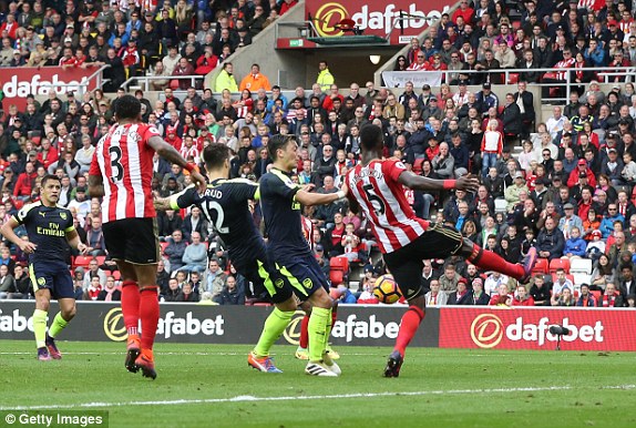 Giroud - Sanchez thần thánh kéo Arsenal rực sáng trên vũng lầy Sunderland - Ảnh 6.