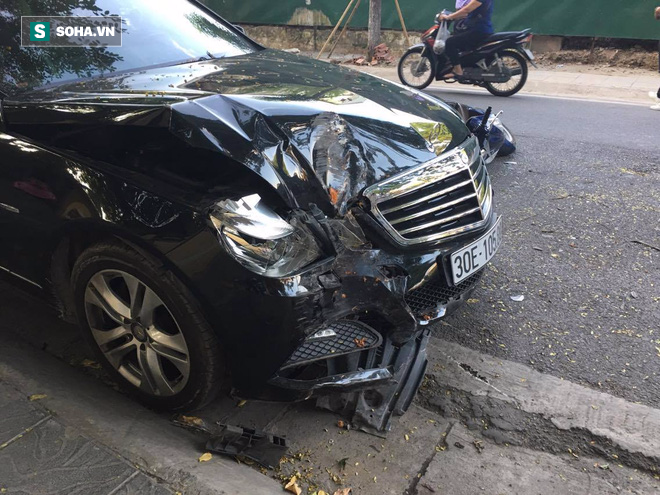 Xe Mercedes tông liên tiếp 2 xe máy trên phố Hà Nội 4 người bị thương nặng