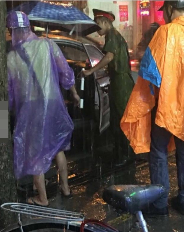 Chiến sĩ Công an dầm mưa giữa phố và bức ảnh hơn 4 nghìn like - Ảnh 1.