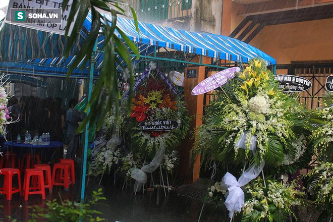 Vòng hoa viếng Minh Thuận tan hoang dưới mưa lớn - Ảnh 6.