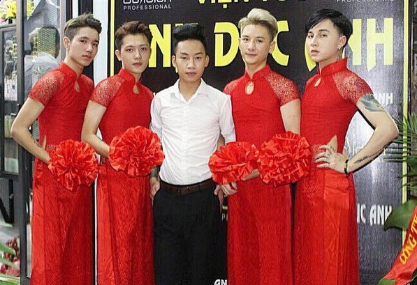 4 anh chàng mặc áo dài đỏ làm lễ tân ở Hà Nội gây tranh cãi - Ảnh 1.