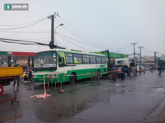 Xe bus bị “hố tử thần” nuốt trên đường phố Sài Gòn - Ảnh 5.