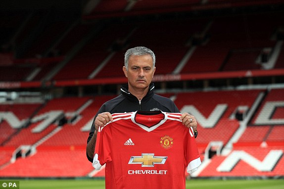 Mourinho mạnh miệng, nổ tưng bừng trong buổi họp báo đầu tiên - Ảnh 2.