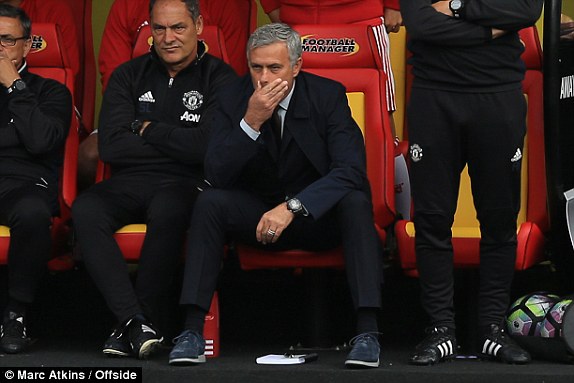 Man United thảm bại, Mourinho thẫn thờ không nói lên lời - Ảnh 3.