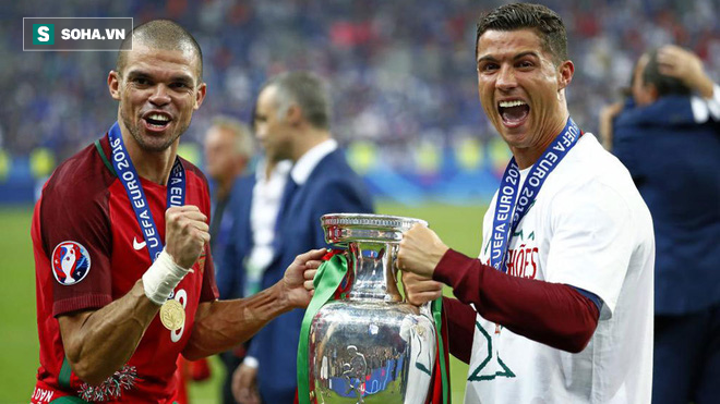 Ronaldo: Sáng ngày đá chung kết Euro, tôi thức dậy với 3 cô em tóc vàng - Ảnh 1.